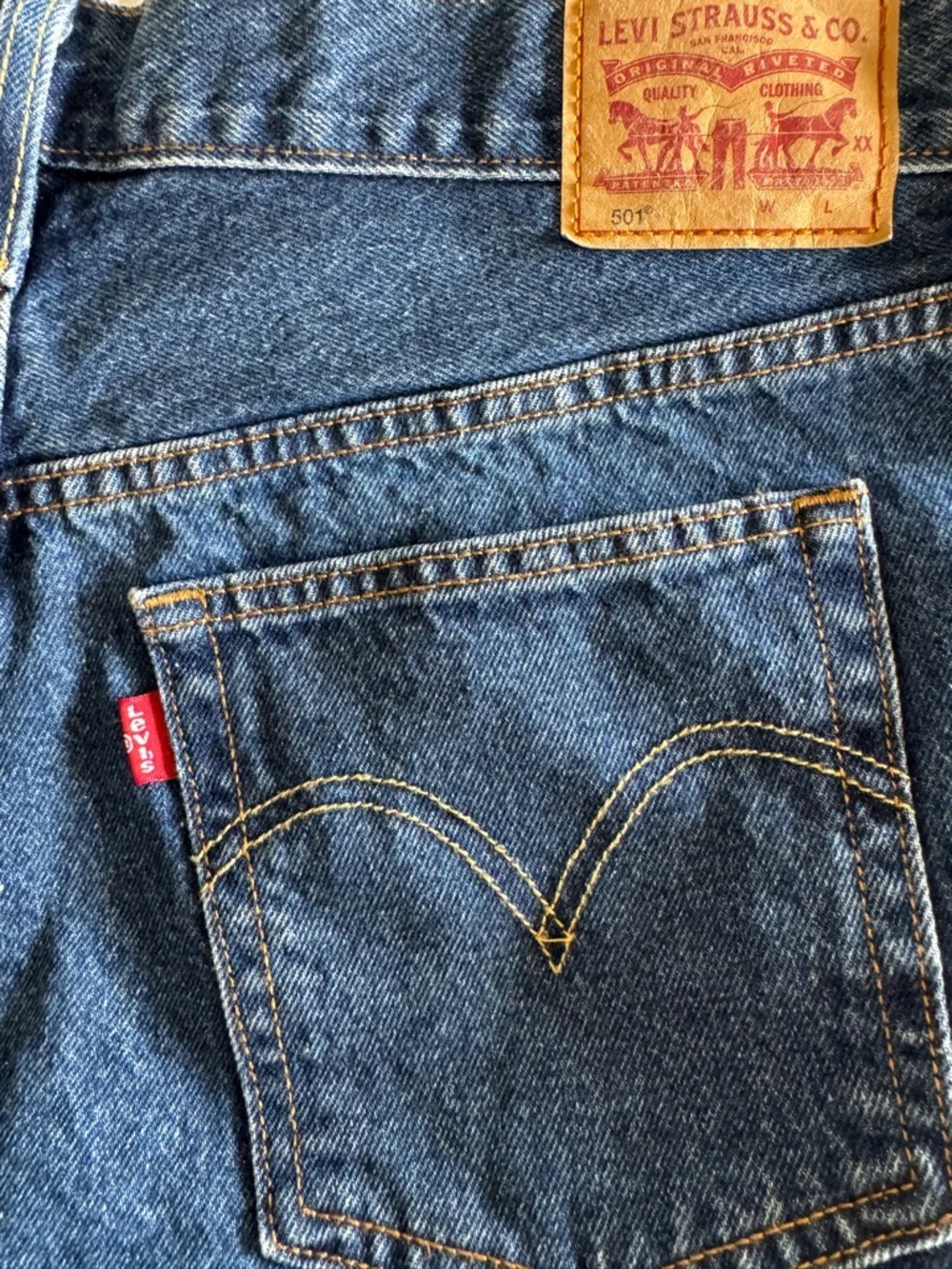 Levi's Women’s 100% Cotton Dark Wash Button Fly Denim Shorts Jorts Size 31 - Picture 10 of 11